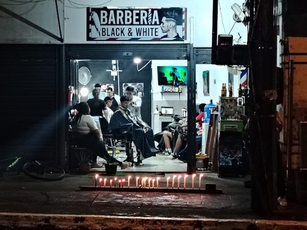Negocio Black And White Barbershop